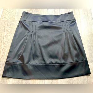 NWOT Apostrophe Gray Pleated Front Stretch Skirt. Size 10. Thick satin look.